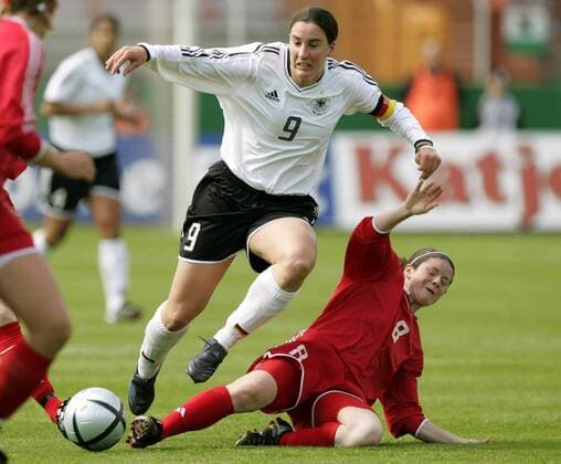 Birgit Prinz (Deutschland, li.) gegen Diana Matheson (Kanada) Fußball Länderspiel Damen Länderspiel 2005, Test, Testspiel, Freundschaftsspiel, Nationalmannschaft, Nationalteam Gruppe Frauen, Frauenfußball, Nationaltrikot Osnabrück Dynamik,