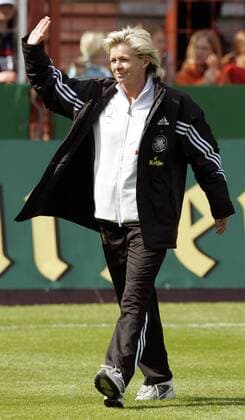 Co Trainerin Silvia Neid (Deutschland) winkt den Anhängern Fußball Länderspiel Damen Länderspiel 2005, Test, Testspiel, Freundschaftsspiel, Nationalmannschaft, Nationalteam Einzelbild Osnabrück Freude,