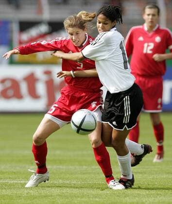 Navina Omilade (Deutschland, re.) gegen Andrea Neil (Kanada) Fußball Länderspiel Damen Länderspiel 2005, Test, Testspiel, Freundschaftsspiel, Nationalmannschaft, Nationalteam Gruppe Osnabrück Dynamik, Kampf,
