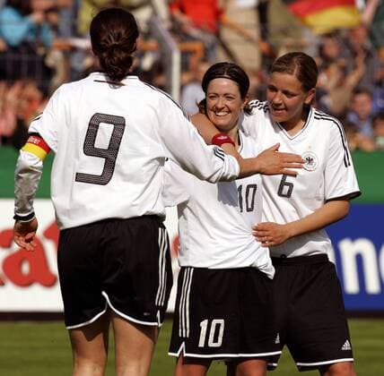 Torjubel Deutschland, v.li.: Birgit Prinz, Renate Lingor, Viola Odebrecht Fußball Länderspiel Damen Länderspiel 2005, Test, Testspiel, Freundschaftsspiel, Nationalmannschaft, Nationalteam Gruppe Osnabrück Freude,