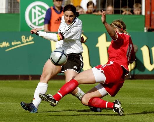 Birgit Prinz (Deutschland, li.) gegen Randee Hermus (Kanada) Fußball Länderspiel Damen Länderspiel 2005, Test, Testspiel, Freundschaftsspiel, Nationalmannschaft, Nationalteam Gruppe Osnabrück Dynamik,
