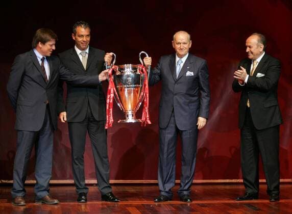 Der amtierende Champions League Sieger FC Porto übergibt durch Manager Diogo Paiva Brandao (li.) und Jorge Costa (2.v.li.) den Pokal an den UEFA Vizepräsidenten Senes Erzik (2.v.re., Türkei), Istanbuls Bürgermeister Kadir Topbas applaudiert Fußball EC 1 Herren Champions League 2004 2005, Vdig Gruppe Istanbul