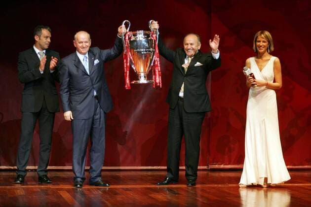 UEFA Vizepräsident Senes Erzik (2.v.li., Türkei) und Istanbuls Bürgermeister Kadir Topbas präsentieren den Champions League Pokal, als Ausrichter des diesjährigen Endspiels übernehmen sie die Trophäe vom Vorjahressieger FC Porto in Person von Jorge Costa Fußball EC 1 Herren Champions League 2004 2005, Vdig Gruppe Istanbul