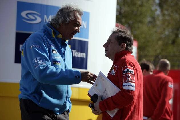 Teamchefs unter sich: Flavio Briatore (Italien Renault, li.) im Gespräch mit Jean Todt (Frankreich Ferrari) Motorsport Herren Großer Preis von San Marino 2005, Formel 1 Weltmeisterschaft, F1, F, GP, WM, Freies Training Gruppe Imola