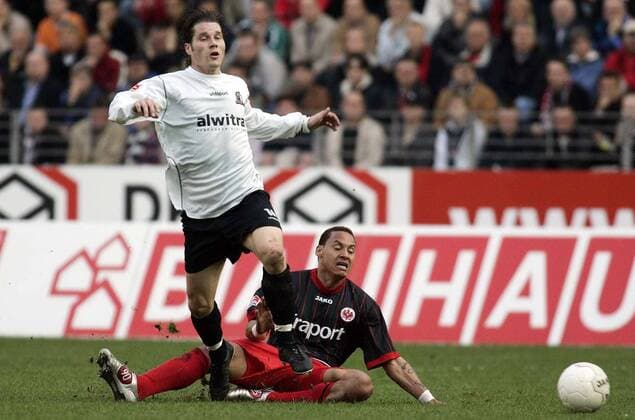 Jermaine Jones (Frankfurt, sitzend) gegen Matthias Keller (Trier) Fußball 2. BL Herren Saison 2004 2005, Eintracht Frankfurt - Eintracht Trier 2:0 Gruppe Frankfurt M. Dynamik,