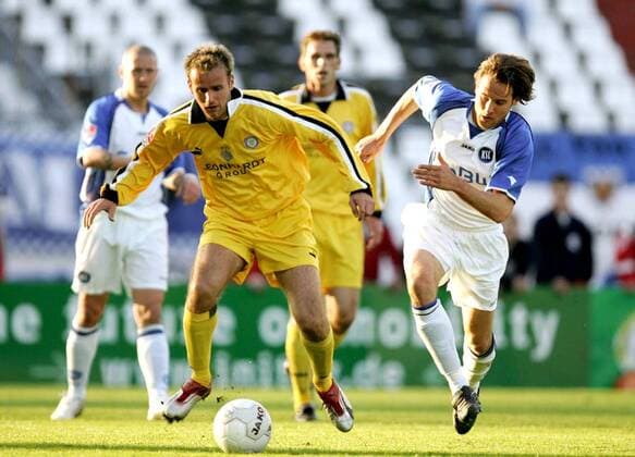 Frank Berger (Aue, li.) gegen Jan Männer (Karlsruhe) Fußball 2. BL Herren Saison 2004 2005, Karlsruher SC - FC Erzgebirge Aue 0:1, KSC Gruppe Karlsruhe Dynamik,