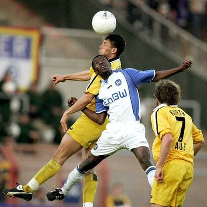 Godfried Aduobe (Karlsruhe, vorn) gegen Tzvetomir Tchipev (Aue) Fußball 2. BL Herren Saison 2004 2005, Karlsruher SC - FC Erzgebirge Aue 0:1, KSC Gruppe Karlsruhe Dynamik, Kampf,