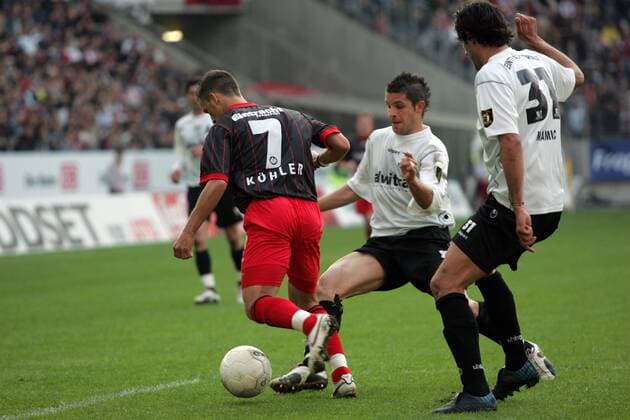 Benjamin Köhler (Frankfurt, li.) gegen Sebastian Pelzer (Mitte) und Zoran Mamic (beide Trier) Fußball 2. BL Herren Saison 2004 2005, Eintracht Frankfurt - Eintracht Trier 2:0 Gruppe Frankfurt M. Dynamik,