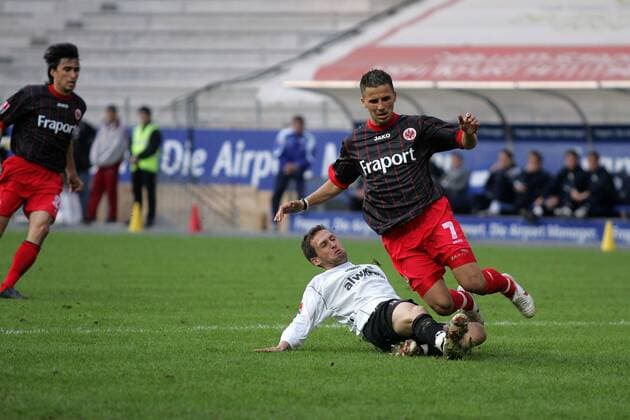 Carsten Marell (Trier, li.) grätscht in Benjamin Köhler (Frankfurt) Fußball 2. BL Herren Saison 2004 2005, Eintracht Frankfurt - Eintracht Trier 2:0 Gruppe Frankfurt M. Dynamik, Kampf,
