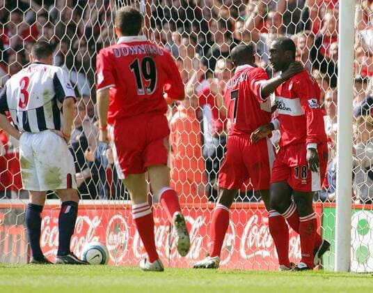 Jimmy Floyd Hasselbaink (re.) und George Boateng (beide Middlesbrough) - Torjubel, li. der enttäuschte Paul Robinson (West Brom) -  Fußball Herren English Premier League 2004 2005, 1. Englische Liga, FC Middlesbrough - West Bromwich Albion 4:0 Gruppe Middlesbrough Freude,