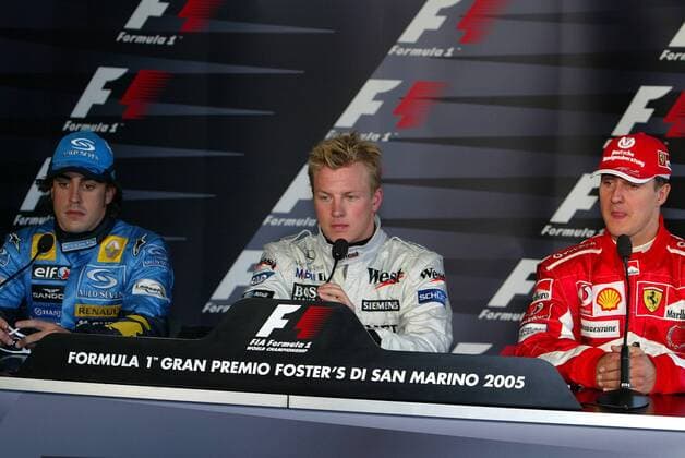 Pressekonferenz nach der ersten Qualifyingsession beim GP von San Marino in Imola 2005, v.li.: Fernando Alonso (Spanien Renault), Kimi Räikkönen (Finnland McLaren Mercedes) und Michael Schumacher (Deutschland Ferrari) Motorsport Grand Prix Herren Großer Preis von San Marino 2005, Formel 1 Weltmeisterschaft, F1, F, GP, WM Gruppe Imola