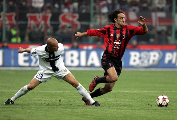 Alessandro Nesta (Milan, re.) setzt sich gegen Mark Bresciano (Parma) durch Fußball Herren Serie A 2004 2005, 1. Italienische Liga, AC Mailand - Parma FC 3:0, Vdig Gruppe Mailand Dynamik,