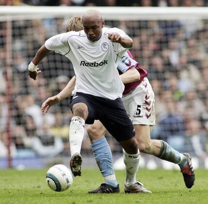 El Hadji Diouf (Bolton) am Ball - EDITORIAL USE ONLY. No use with unauthorised audio, video, data, fixture lists, club league logos or live services. Online in-match use limited to 120 images, no video emulation. No use in betting, games or single club league player publications. Fußball Herren English Premier League 2004 2005, 1. Englische Liga, Bolton Wanderers Einzelbild Birmingham Dynamik,