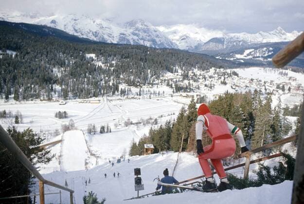 Training auf der Normalschanze in Seefeld, von der Toni Seelos Schanze blickt man in das verschneite Seefeld Skispringen OS Winter Herren Olympische Winterspiele Innsbruck 1976, Olympia, Olympiade, Spiele, Skisprung, Ski Nordisch, Vdia Totale Toni Seelos Schanze Seefeld