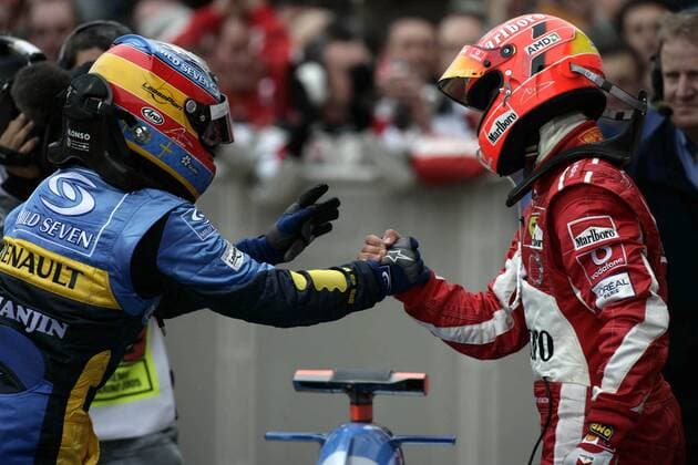Sieger Fernando Alonso (Spanien Renault, li.) und Michael Schumacher (Deutschland Ferrari) gratulieren sich nach dem spannenden Finish des Rennens gegenseitig Motorsport Grand Prix Herren Großer Preis von San Marino 2005, Formel 1 Weltmeisterschaft, F1, F, GP, WM Gruppe Imola Freude,
