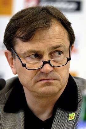 Trainer Ewald Lienen (Hannover) mißmutig während der Pressekonferenz Fußball 1. BL Herren Saison 2004 2005, Hannover 96, Vdig Porträt Mainz Enttäuschung,