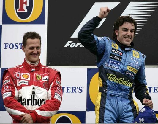 Siegerehrung nach dem GP von San Marino in Imola 2005: Sieger Fernando Alonso (Spanien Renault, re.) jubelt, Michael Schumacher (Deutschland Ferrari) freut sich über Platz Zwei Motorsport Grand Prix Herren Großer Preis von San Marino 2005, Formel 1 Weltmeisterschaft, F1, F, GP, WM Gruppe Imola Begeisterung, Freude,
