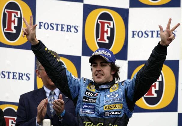 Siegerehrung nach dem GP von San Marino in Imola 2005: Sieger Fernando Alonso (Spanien Renault) bejubelt seinen dritten Saisonsieg im vierten Rennen 2005 Motorsport Grand Prix Herren Großer Preis von San Marino 2005, Formel 1 Weltmeisterschaft, F1, F, GP, WM Einzelbild Imola Begeisterung, Freude,