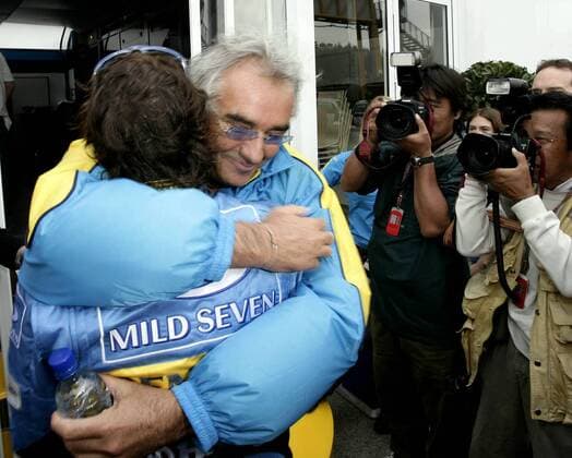 Teamchef Flavio Briatore (Italien, re.) und Sieger Fernando Alonso (Spanien beide Renault) freuen sich gemeinsam vor den Fotografen Motorsport Grand Prix Herren Großer Preis von San Marino 2005, Formel 1 Weltmeisterschaft, F1, F, GP, WM Gruppe Imola Harmonie, Glück Freude,