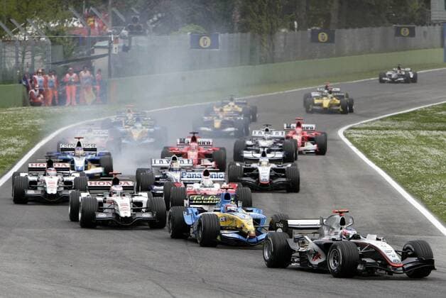 Start zum GP von San Marino in Imola 2005: Kimi Räikkönen (Finnland McLaren Mercedes) führt das Feld vor Fernando Alonso (Spanien Renault), Jenson Button (England BAR Honda) und Jarno Trulli (Italien Toyota) an Motorsport Grand Prix Herren Großer Preis von San Marino 2005, Formel 1 Weltmeisterschaft, F1, F, GP, WM Totale Imola