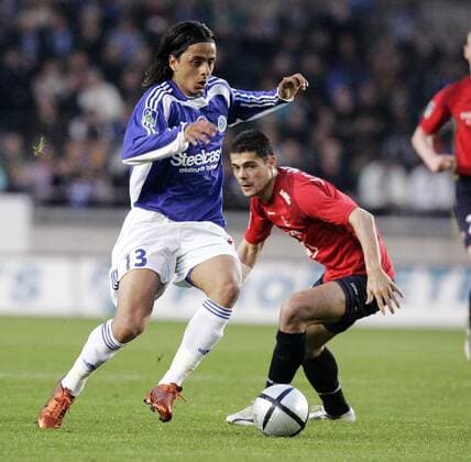 Salim Arrache (li., Strasbourg) gegen Efstathios Tavlaridis (Lille) Fußball Herren Ligue Une 2004 2005, 1. Französische Liga, Racing Strasbourg - OSC Lille 1:2, Vdig Gruppe Strasbourg Dynamik,