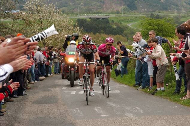 Jens Voigt (Deutschland CSC, li.) und Alexander Vinokourov (Kasachstan T Mobile) an der Cote de la Redoute -  Radsport Herren Lüttich Bastogne Lüttich 2005, ProTour, Straßenradsport, Straße, Rad, Gruppe