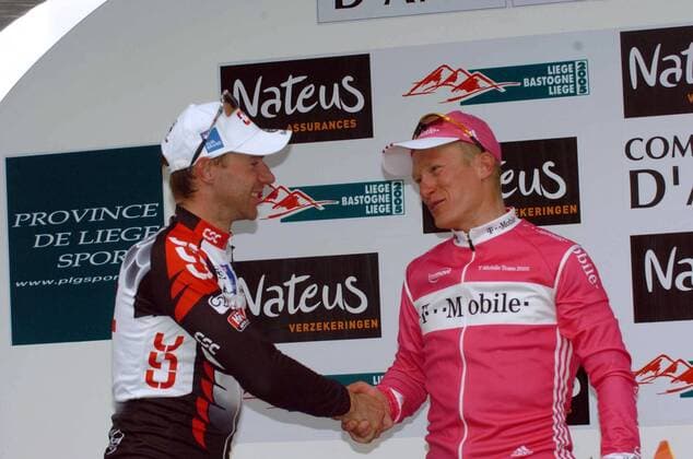 Jens Voigt (Deutschland CSC, li.) gratuliert Alexander Vinokourov (Kasachstan T Mobile) zu seinem Sieg bei Lüttich Bastogne Lüttich 2005 -  Radsport Herren Lüttich Bastogne Lüttich 2005, ProTour, Straßenradsport, Straße, Rad, Gruppe Freude,