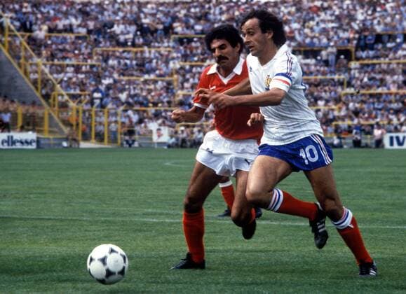Michel Platini (Frankreich, re.) gegen Abdullah Mayoof (Kuweit) Fußball WM Herren Weltmeisterschaft 1982, Nationalmannschaft, Nationalteam, Nationaltrikot, Länderspiel, Gruppe 4 Gruppe Valladolid Dynamik,