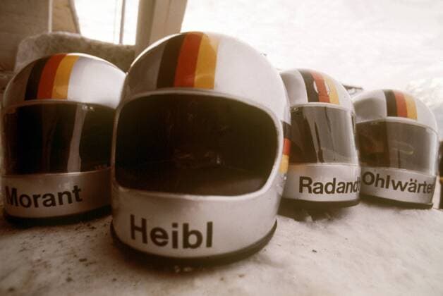 Die Helme des Viererbobs BR Deutschland II v.li.: Hans Morant, Pilot Georg Heibl, Dr. Siegfried Radant und Fritz Ohlwärter Bobsport OS Winter Herren Olympische Winterspiele Innsbruck 1976, Olympia, Olympiade, Spiele, Bob, Viererbob, Vierer, Vdia Gruppe Igls