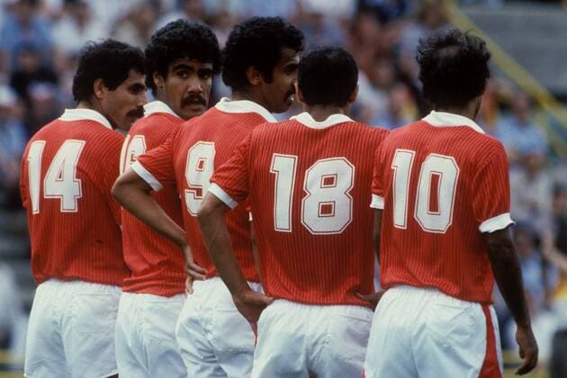 Abwehrmauer Kuweit, v.li.: Abdullah Mayoof, Faisal Al Dakheel, Jasem Sultan, Mohammad Ahmed und Abdul Al Anbari Fußball WM Herren Weltmeisterschaft 1982, Nationalmannschaft, Nationalteam, Nationaltrikot, Länderspiel, Gruppe 4 Gruppe Valladolid Abwehr,