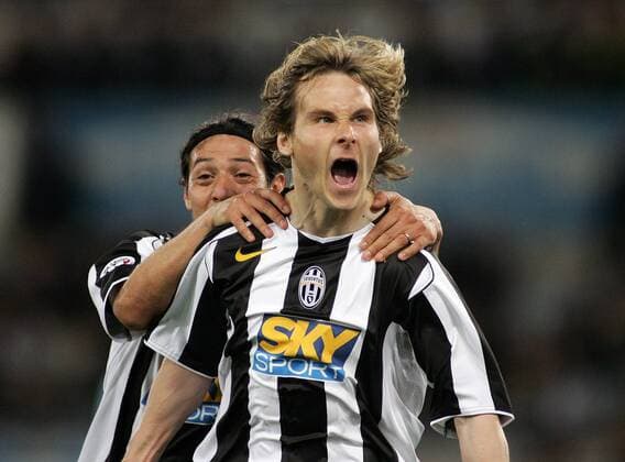 Pavel Nedved (Juventus) beim Torjubel mit Mauro Camoranesi im Schlepptau -  Fußball Herren Serie A 2004 2005, 1. Italienische Liga, Juventus Turin, Juve Einzelbild Rom Glück, Begeisterung, Freude,