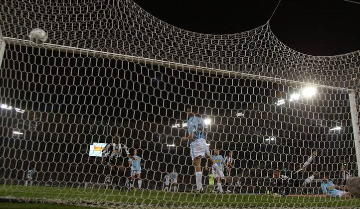 Pavel Nedved (re.) besorgt gegen seinen langjährigen Arbeitgeber Lazio Rom das 1:0 für Juventus in der 85. Minute -  Fußball Herren Serie A 2004 2005, 1. Italienische Liga, Lazio Rom - Juventus Turin 0:1, Juve Totale Rom