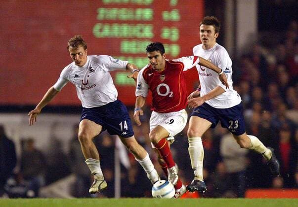 Jose Antonio Reyes (Arsenal, Mitte) gegen Erik Edman (li.) und Michael Carrick (beide Tottenham Hotspurs) -  Fußball Herren English Premier League 2004 2005, 1. Englische Liga, Arsenal FC London - Tottenham Hotspurs 1:0 Gruppe London Dynamik,