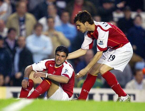 Cesc Fabregas (li.) jubelt mit Torschütze Jose Antonio Reyes (beide Arsenal) -  Fußball Herren English Premier League 2004 2005, 1. Englische Liga, Arsenal FC London - Tottenham Hotspurs 1:0 Gruppe London Freude,