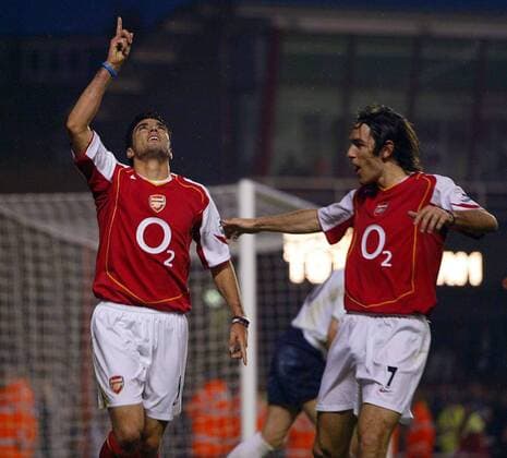 Jose Antonio Reyes (li.) Torjubel gen Himmel mit Robert Pires (beide Arsenal) -  Fußball Herren English Premier League 2004 2005, 1. Englische Liga, Arsenal FC London Gruppe London Freude, Begeisterung,