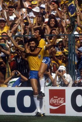 Socrates (li.) und Zico (beide Brasilien) - Torjubel vor den mitgereisten Fans Fußball WM Herren Weltmeisterschaft 1982, Länderspiel, Nationalmannschaft, Nationalteam, Nationaltrikot Gruppe Barcelona Glück, Begeisterung, Freude,