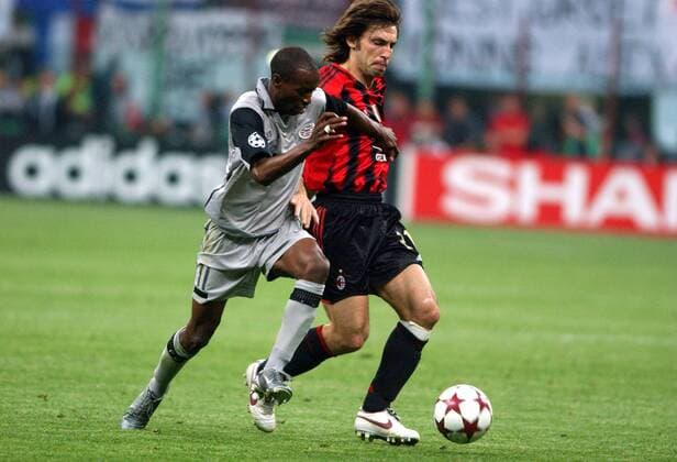 DaMarcus Beasley (Eindhoven, li.) gegen Andrea Pirlo (Milan) Fußball EC 1 Herren Champions League 2004 2005, Halbfinale, AC Mailand - PSV Eindhoven 2:0 Gruppe Mailand Dynamik,