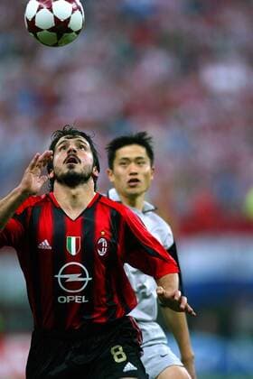 Ivan Gennaro Gattuso (Milan, li.) fixiert den Ball Fußball EC 1 Herren Champions League 2004 2005, Halbfinale, AC Mailand - PSV Eindhoven 2:0 Gruppe Mailand Spannung