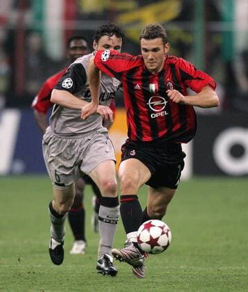 Andriy Shevchenko (Milan, re.) gegen Mark van Bommel (Eindhoven) Fußball EC 1 Herren Champions League 2004 2005, Halbfinale, AC Mailand - PSV Eindhoven 2:0, Vdig Gruppe Mailand Dynamik,
