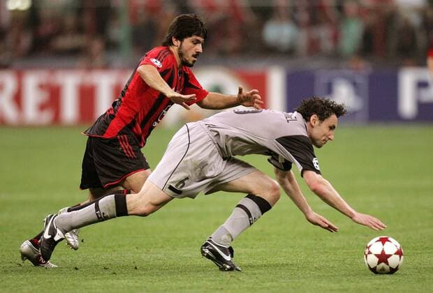 Gennaro Gattuso (Milan, li.) gegen Mark van Bommel (Eindhoven) Fußball EC 1 Herren Champions League 2004 2005, Halbfinale, AC Mailand - PSV Eindhoven 2:0, Vdig Gruppe Mailand Dynamik,