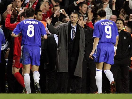 Trainer Jose Mourinho bedankt sich bei Frank Lampard (li.), daneben Kezman (alle Chelsea) - EDITORIAL USE ONLY. No use with unauthorised audio, video, data, fixture lists, club league logos or live services. Online in-match use limited to 120 images, no video emulation. No use in betting, games or single club league player publications. Fußball EC 1 Herren Champions League 2004 2005, Halbfinale, Chelsea FC London - FC Liverpool 0:0 Gruppe London
