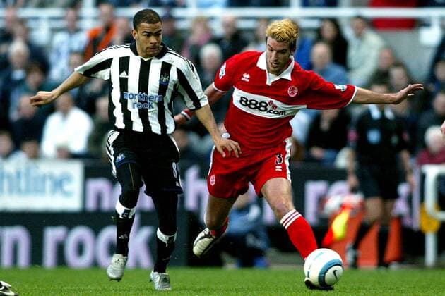Franck Queudrue (Middlesbrough, re.) gegen Kieron Dyer (Newcastle) -  Fußball Herren English Premier League 2004 2005, 1. Englische Liga, Newcastle United - FC Middlesbrough 0:0 Gruppe Newcastle Dynamik,