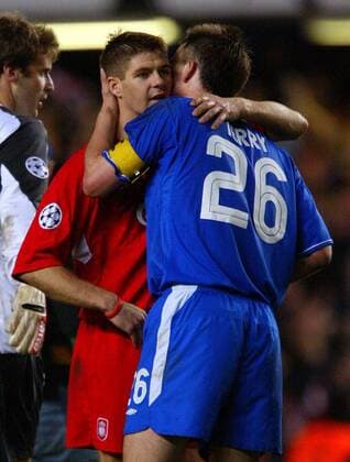 Steven Gerrard (Liverpool, li.) und John Terry (Chelsea) umarmen sich nach Spielschluss -  Fußball EC 1 Herren Champions League 2004 2005, Chelsea FC London FC Liverpool 0:0, Halbfinale Gruppe London Kameradschaft,