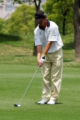 Zhang Lianwei (China) bereitet den Schlag vor -  Golf Herren BMW Asian Open 2005, PGA European Tour, Golfen Einzelbild IMCp04631510 Shanghai