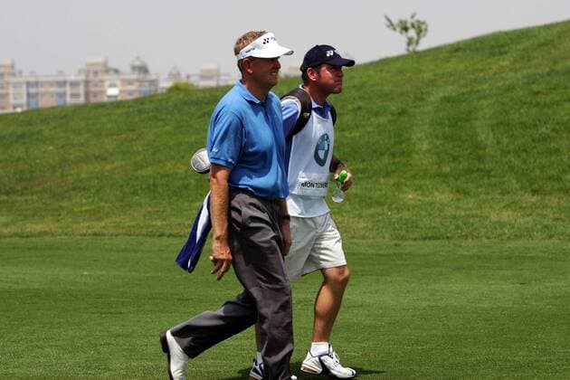 Colin Montgomerie (Schottland) mit seinem Caddy Allastair Mathesonon -  Golf Herren BMW Asian Open 2005, PGA European Tour, Golfen Gruppe IMCp04631505 Shanghai
