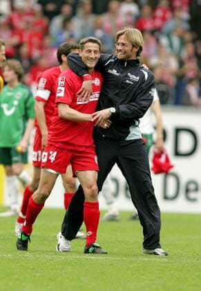 Trainer Jürgen Klopp und Jürgen Kramny (beide Mainz) - Schlussjubel Fußball 1. BL Herren Saison 2004 2005, FSV Mainz 05 - Hannover 96 2:0 Gruppe Mainz Freude,