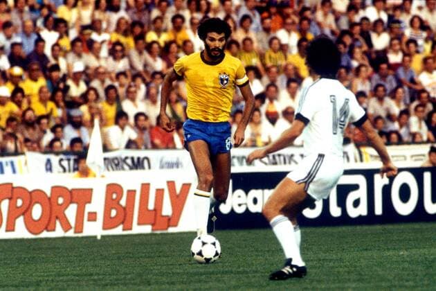 Socrates (li., Brasilien) gegen Adrian Elrick (Neuseeland) Fußball WM Herren Weltmeisterschaft 1982, Länderspiel, Nationalmannschaft, Nationalteam, Nationaltrikot Einzelbild Sevilla Dynamik,
