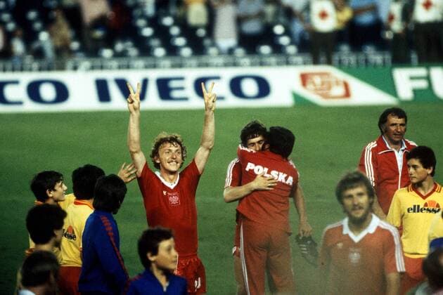 Schlußjubel Polen, Zbigniew Boniek (li.) feiert den Halbfinaleinzug Fußball WM Herren Weltmeisterschaft 1982, Länderspiel, Nationalmannschaft, Nationalteam, Nationaltrikot Gruppe Barcelona Begeisterung, Freude,