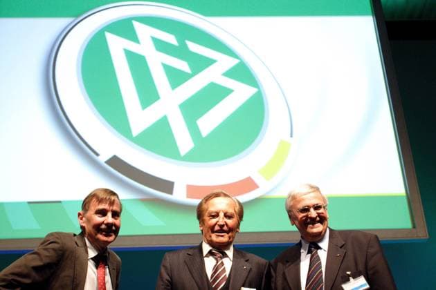 DFL Präsident Werner Hackmann (li.) posiert gut gelaunt mit den DFB Präsidenten Gerhard Mayer Vorfelder (Mitte) und Theo Zwanziger (alle Deutschland) vor dem Logo des DFB Fußball Herren Außerordentlicher DFB Bundestag 2005, Deutscher Fußballbund, Versammlung, Konferenz, Tagung, Vdig Gruppe Mainz