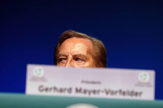 DFB Präsident Gerhard Mayer Vorfelder (Deutschland) versteckt sich während des DFB Bundestages hinter seinem Namenschild Fußball Herren Außerordentlicher DFB Bundestag 2005, Deutscher Fußballbund, Versammlung, Konferenz, Tagung, Vdig Einzelbild Mainz